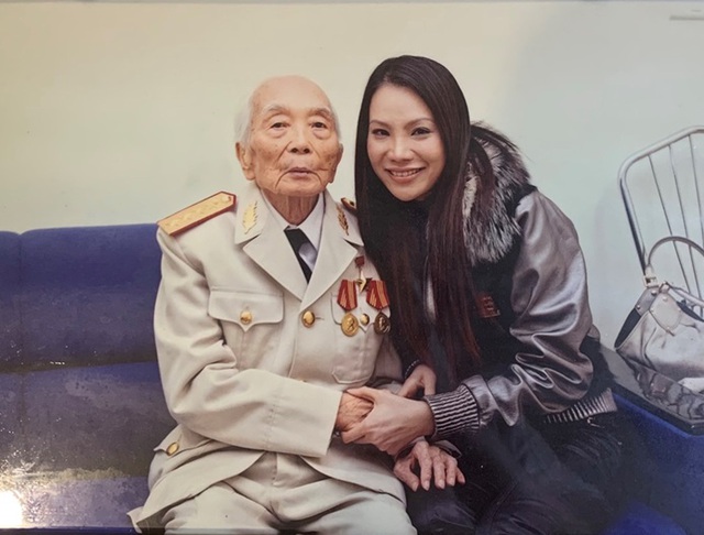 Ph&uacute; b&agrave; showbiz từng h&aacute;t cho đại tướng V&otilde; Nguy&ecirc;n Gi&aacute;p: U50 vi&ecirc;n m&atilde;n b&ecirc;n chồng doanh nh&acirc;n điển trai - Ảnh 2.
