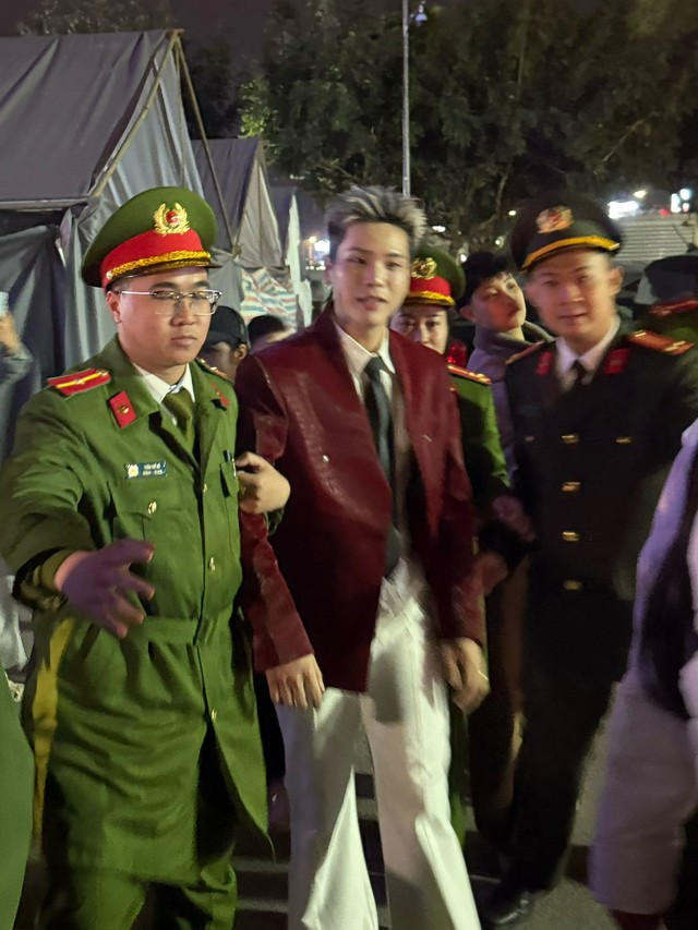 C&ocirc;ng an Lạng Sơn hỗ trợ nam ca sĩ đ&igrave;nh đ&aacute;m sinh năm 1997 - Ảnh 2.