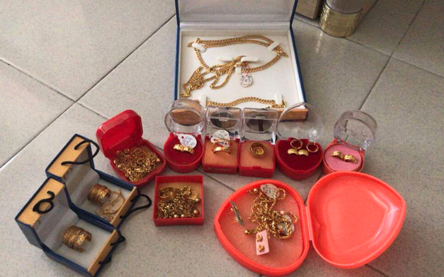 Chồng mất việc, vợ cầm 5 c&acirc;y v&agrave;ng đi b&aacute;n: Ngỡ ng&agrave;ng bị tiệm v&agrave;ng đuổi về- Ảnh 1.