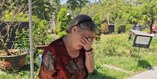Người phụ nữ 82 tuổi tới mộ một nam NSƯT, bật kh&oacute;c nức nở- Ảnh 2.