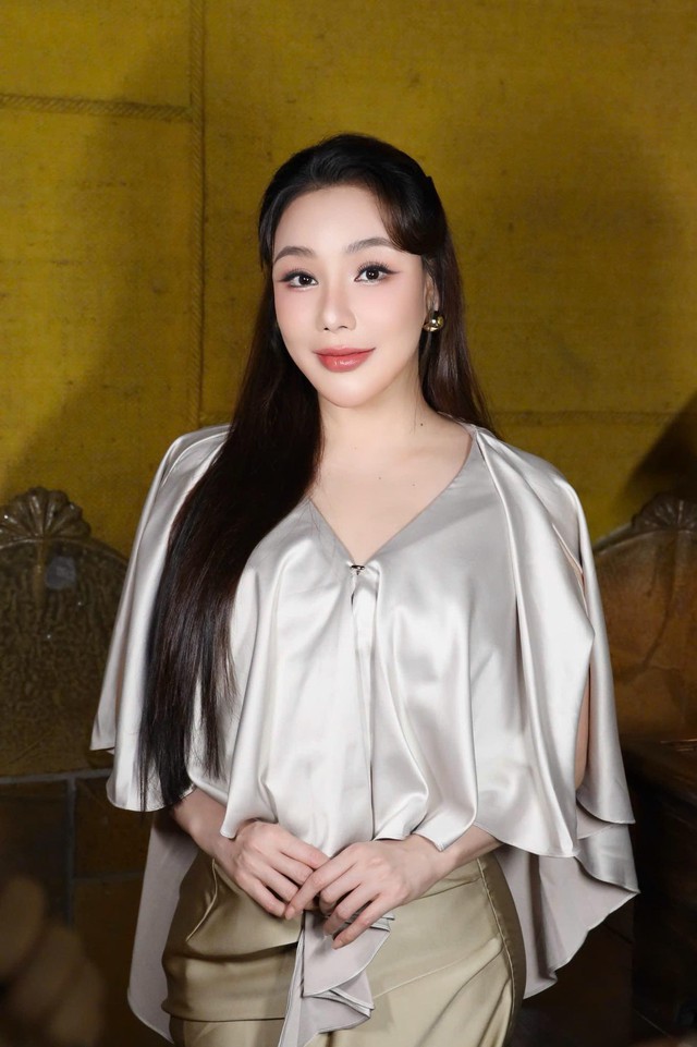 Ph&uacute; b&agrave; showbiz từng h&aacute;t cho đại tướng V&otilde; Nguy&ecirc;n Gi&aacute;p: U50 vi&ecirc;n m&atilde;n b&ecirc;n chồng doanh nh&acirc;n điển trai - Ảnh 3.