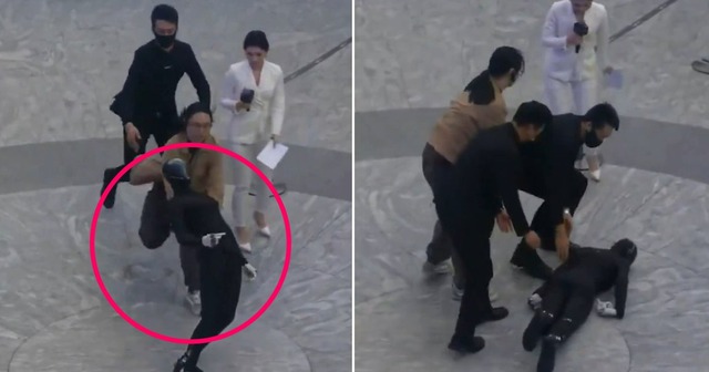 Robot h&igrave;nh người của Trung Quốc thực hiện c&uacute; vặn m&igrave;nh qu&aacute;i dị v&agrave; ng&atilde; sấp mặt với tiếng động lớn trong buổi tr&igrave;nh diễn - Ảnh 2.