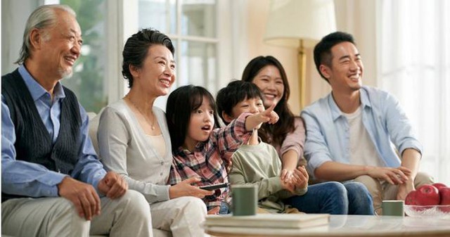 Bất ngờ nhận ra bố mẹ m&igrave;nh đ&atilde; gi&agrave; đi rất nhiều: C&aacute;c b&aacute;c sĩ cảnh b&aacute;o về 4 thay đổi cần ch&uacute; &yacute;, trong đ&oacute; c&oacute; việc tủ lạnh trống rỗng- Ảnh 2.