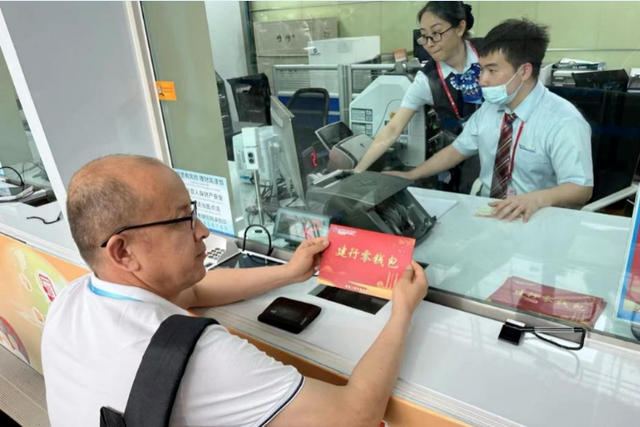 Khách hàng gửi tiết kiệm 5,7 tỷ đồng: 1 năm sau nhận về số tiền khó tin- Ảnh 1. Khách hàng gửi tiết kiệm 5,7 tỷ đồng: 1 năm sau nhận về số tiền khó tin- Ảnh 1.