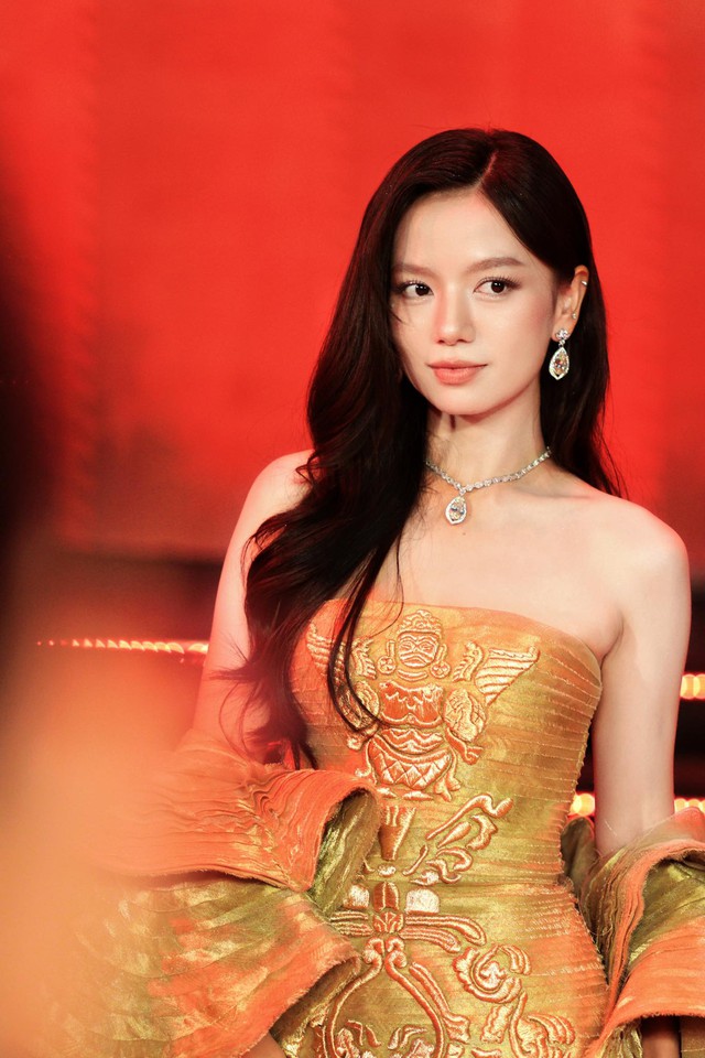 Mỹ nh&acirc;n Việt đẹp cỡ n&agrave;y m&agrave; bị bỏ qu&ecirc;n 10 năm trời, cứ xuất hiện l&agrave; được "phong thần", Hoa hậu đứng cạnh cũng phải d&egrave; chừng - Ảnh 9.