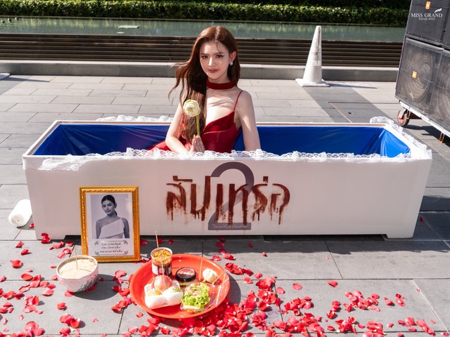 D&agrave;n Hoa hậu tr&agrave;n ra đường g&acirc;y sốc: Hết cưỡi voi đến giả ăn m&agrave;y, c&oacute; người lố đến mức chui v&agrave;o quan t&agrave;i - Ảnh 7.