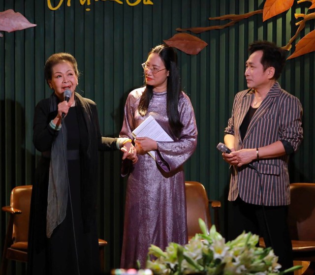 Danh ca Kh&aacute;nh Ly: "Ba giờ s&aacute;ng Quang Th&agrave;nh dựng t&ocirc;i dậy l&agrave;m mặt, s&aacute;u giờ s&aacute;ng lại g&otilde; cửa ph&ograve;ng"- Ảnh 1.