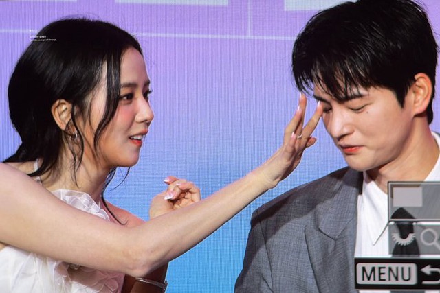 Kh&ocirc;ng tin nổi Jisoo lộ liễu đẩy đưa, thể hiện t&igrave;nh &yacute; với bạn diễn nam thần tới mức n&agrave;y rồi? - Ảnh 2.