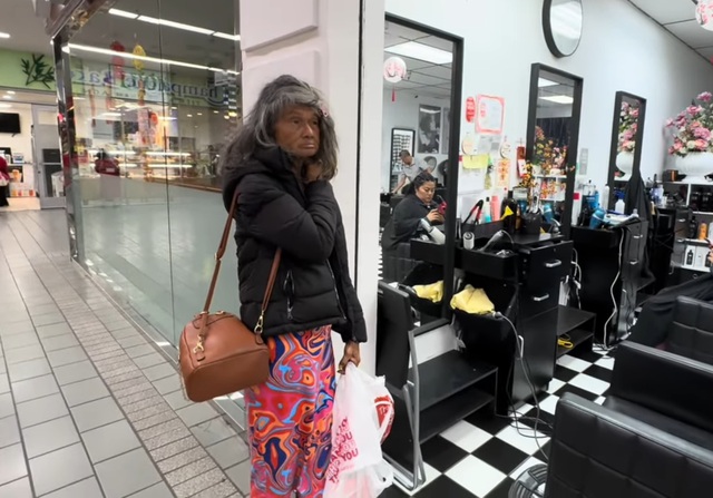 Mỹ nh&acirc;n hải ngoại 1 thời: Đầu t&oacute;c b&ugrave; x&ugrave;, ăn mặc kỳ lạ đi lang thang trong chợ - Ảnh 1.