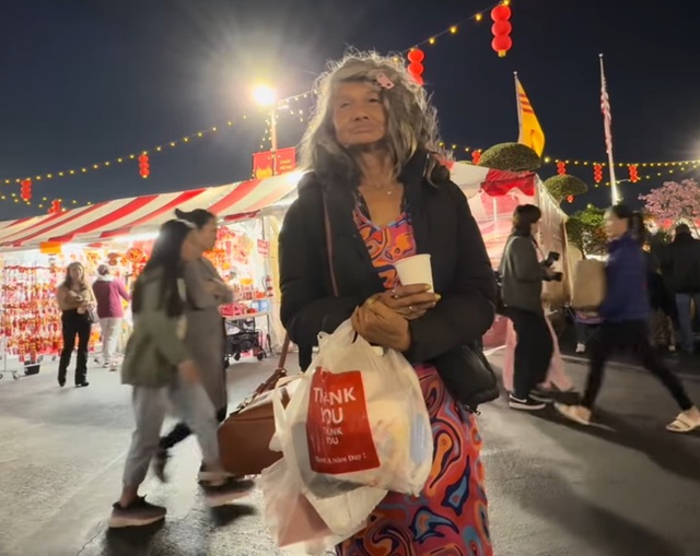 Mỹ nh&acirc;n hải ngoại 1 thời: Đầu t&oacute;c b&ugrave; x&ugrave;, ăn mặc kỳ lạ đi lang thang trong chợ - Ảnh 2.