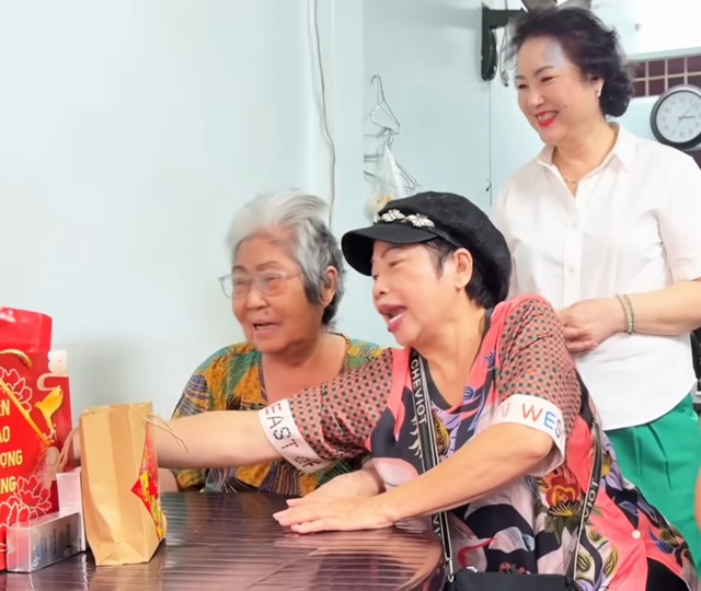 Nữ nghệ sĩ 10 năm kh&ocirc;ng bước ra đường, ng&atilde; g&atilde;y 4 đốt sống lưng - Ảnh 1.