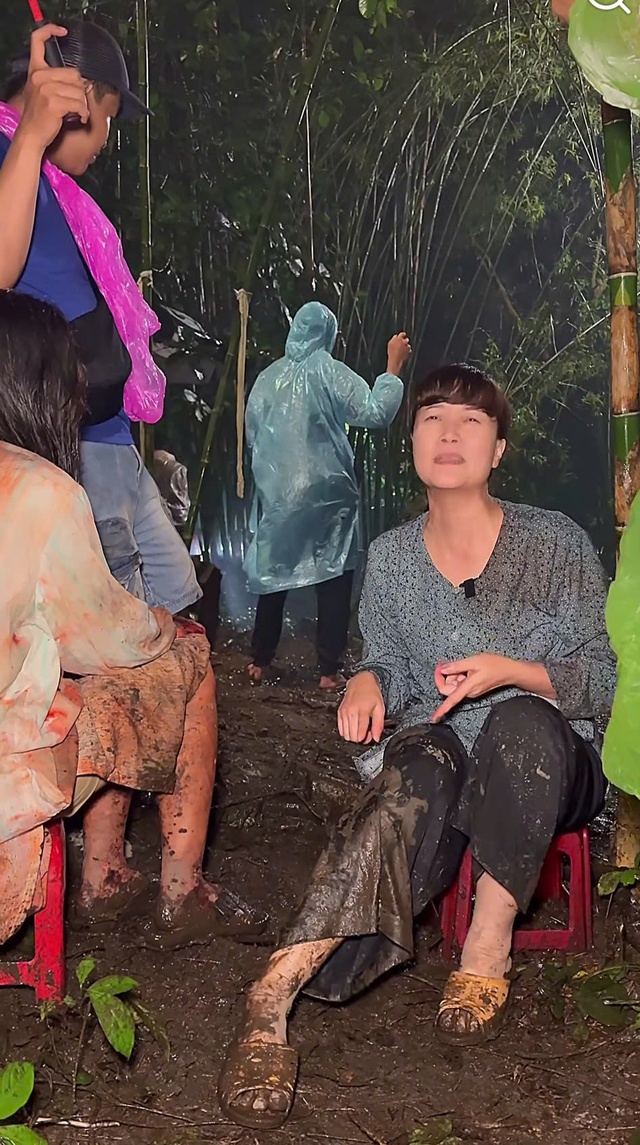 Nghệ sĩ h&agrave;i V&acirc;n Dung: "Khổ lắm, 4h s&aacute;ng rồi c&ograve;n lang thang ở đ&acirc;y" - Ảnh 1.