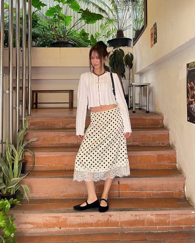 "B&uacute;p b&ecirc; Đ&ocirc;ng Nam &Aacute;" chỉ cao 1m54 nhưng mặc đẹp ph&aacute;t hờn, xuất hiện ở đ&acirc;u th&igrave; nơi đ&oacute; l&agrave; s&agrave;n diễn thời trang- Ảnh 23.