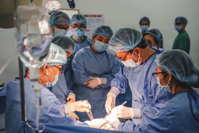 Ba th&aacute;ng gi&agrave;nh giật sự sống cho người bệnh nguy kịch: kỳ t&iacute;ch từ những gi&acirc;y ph&uacute;t ngưng tim tr&ecirc;n b&agrave;n mổ - Ảnh 1.