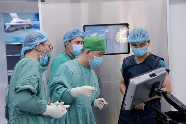 Cứu th&agrave;nh c&ocirc;ng b&agrave;n ch&acirc;n g&atilde;y n&aacute;t biến chứng nặng do đắp thuốc thầy lang - Ảnh 4.