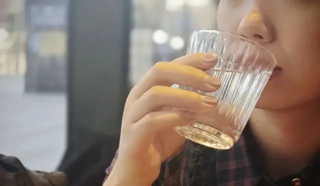 Nam CEO 28 tuổi ph&aacute;t hiện suy thận, b&aacute;c sĩ cảnh b&aacute;o 7 th&oacute;i quen "ph&aacute; thận" nhiều người trẻ vẫn lặp lại mỗi ng&agrave;y - Ảnh 2.