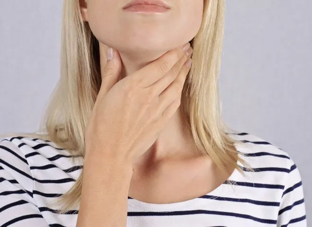 Gia đ&igrave;nh 3 người lần lượt mắc ung thư tuyến gi&aacute;p, b&aacute;c sĩ ph&aacute;t hiện &ldquo;thủ phạm&rdquo; ngay tr&ecirc;n b&agrave;n ăn của mọi gia đ&igrave;nh - Ảnh 2.