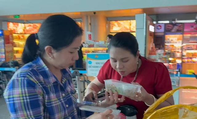 Nữ NSƯT bay về Mỹ một m&igrave;nh: "2 tuần nữa t&ocirc;i sẽ quay lại Việt Nam"- Ảnh 1.