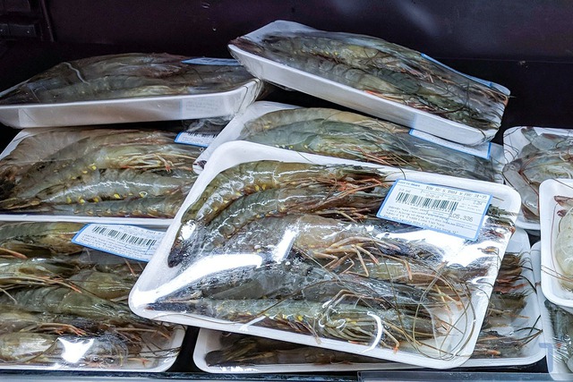 Mua t&ocirc;m đ&oacute;ng khay ở si&ecirc;u thị: Nh&acirc;n vi&ecirc;n h&eacute; lộ chi tiết "v&agrave;ng" nhiều người bỏ qua- Ảnh 2.