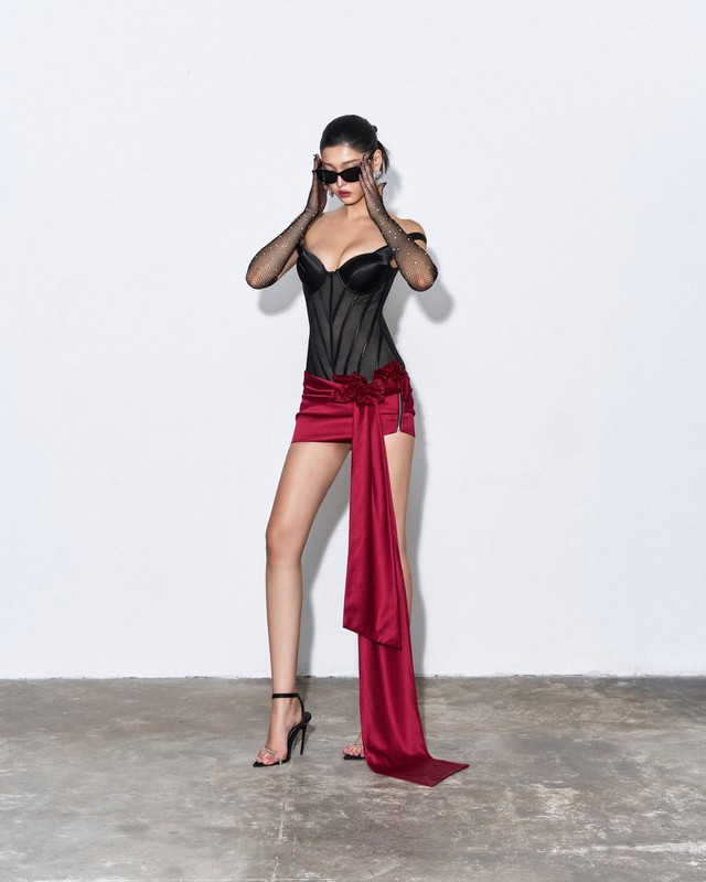 Style &ldquo;g&aacute;i phố&rdquo; của Phương Ly: da n&acirc;u, v&aacute;y ngắn v&agrave; vibe cool-girl cuốn cực - Ảnh 24.