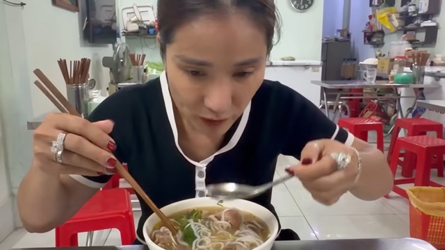 Nữ NSƯT đi Mỹ về: "Việt Nam đ&uacute;ng l&agrave; thi&ecirc;n đường"- Ảnh 1.