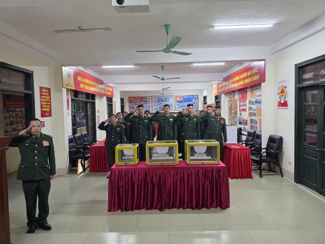 Chi sau 30 ph&uacute;t khai mạc, Đồn Bi&ecirc;n ph&ograve;ng Đồng Văn đ&atilde; ho&agrave;n th&agrave;nh c&ocirc;ng t&aacute;c bầu cử - Ảnh 1.