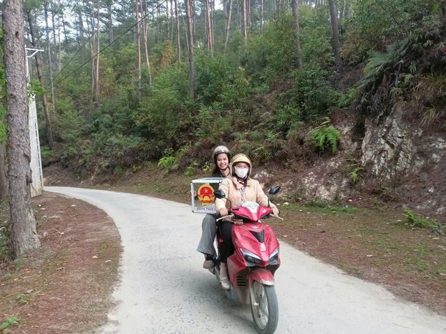 Cử tri 114 tuổi ở x&atilde; P&uacute;ng Lu&ocirc;ng được con ch&aacute;u chở đến tận nơi để thực hiện quyền bầu cử- Ảnh 4.