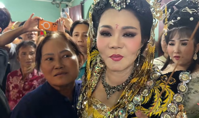 Nữ NSƯT từ Mỹ về: Kh&aacute;n giả v&acirc;y chật cứng, trợ l&yacute; phải k&ecirc;u gọi - Ảnh 1.