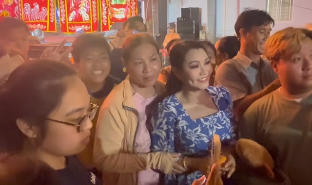 Nữ NSƯT từ Mỹ về: Kh&aacute;n giả v&acirc;y chật cứng, trợ l&yacute; phải k&ecirc;u gọi - Ảnh 2.