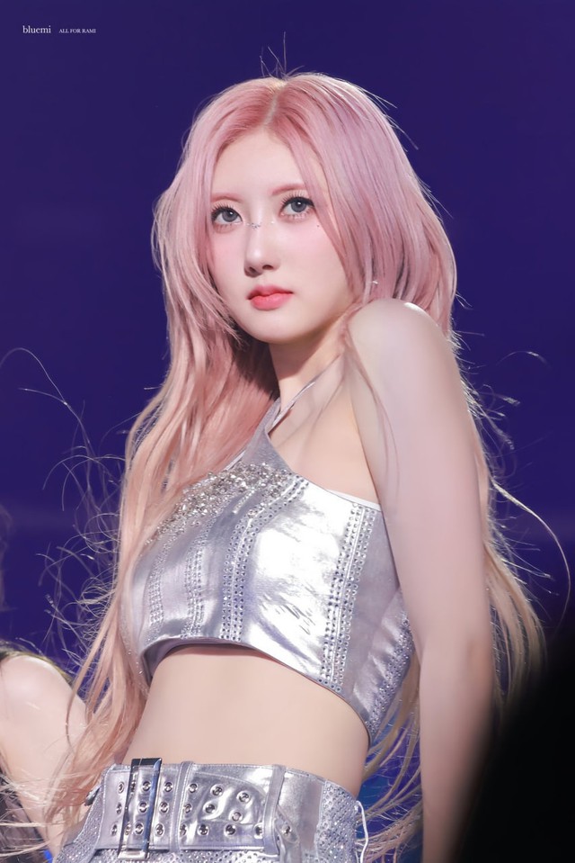 Showbiz có mỹ nhân mất tích kỳ lạ, cả năm không được lên sân khấu phí hoài nhan sắc lẫn giọng hát miễn chê - Ảnh 1.