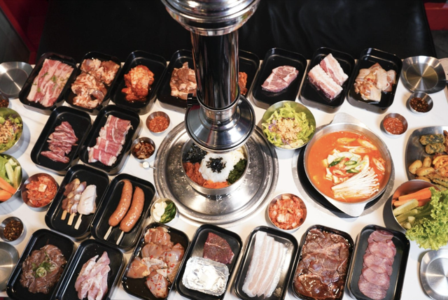 Ăn vỉa h&egrave; đổ mồ h&ocirc;i cũng tốn gần trăm ng&agrave;n, d&acirc;n văn ph&ograve;ng rỉ tai nhau 6 qu&aacute;n buffet trong TTTM gi&aacute; chỉ từ 79k - Ảnh 1.