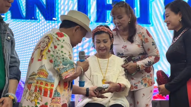 Vợ cũ Bảo Chung kh&ocirc;ng đứng nổi, x&uacute;c động cầm 20 triệu - Ảnh 1.