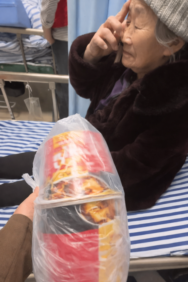 Cụ b&agrave; sinh 8 con trai, cuối đời nằm viện lại chỉ c&oacute; thể ăn m&igrave; g&oacute;i khiến cộng đồng mạng lặng người - Ảnh 1.