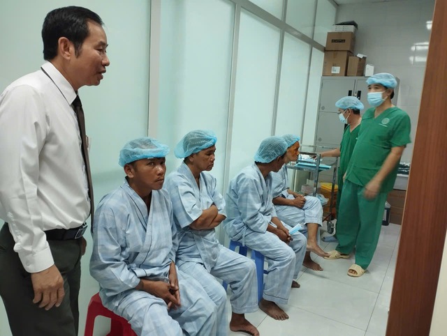 Ấm &aacute;p t&igrave;nh người: Chương tr&igrave;nh phẫu thuật Phaco miễn ph&iacute; cho người bệnh t&acirc;m thần - Ảnh 2.