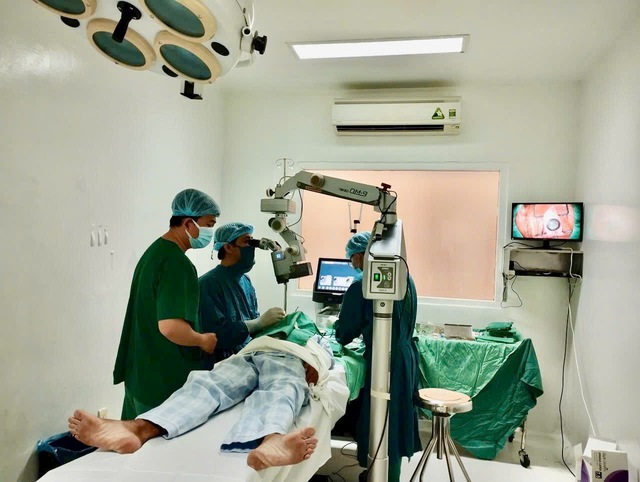 Ấm &aacute;p t&igrave;nh người: Chương tr&igrave;nh phẫu thuật Phaco miễn ph&iacute; cho người bệnh t&acirc;m thần - Ảnh 1.