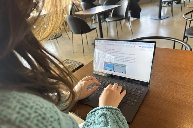 18h &ldquo;check-out&rdquo; nhưng kh&ocirc;ng tan l&agrave;m: D&acirc;n văn ph&ograve;ng tự nguyện OT v&igrave; thiếu tiền- Ảnh 2.