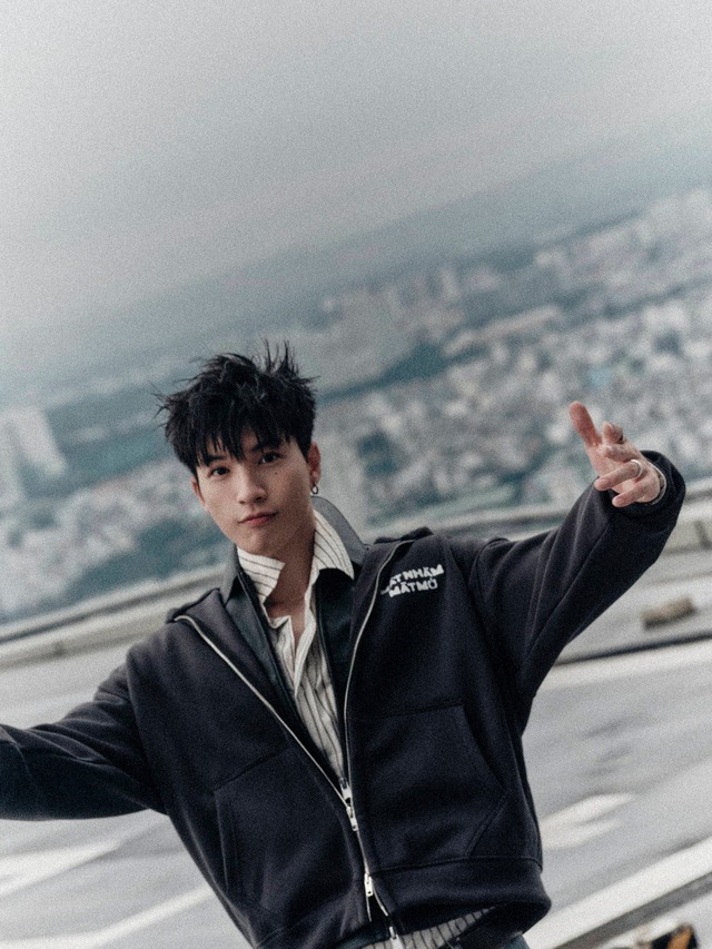 Người đ&aacute;nh bại HIEUTHUHAI, sở hữu ca kh&uacute;c hot nhất YouTube Việt hiện tại: Sinh năm 2k5 học RMIT, IELTS 8.0- Ảnh 2.