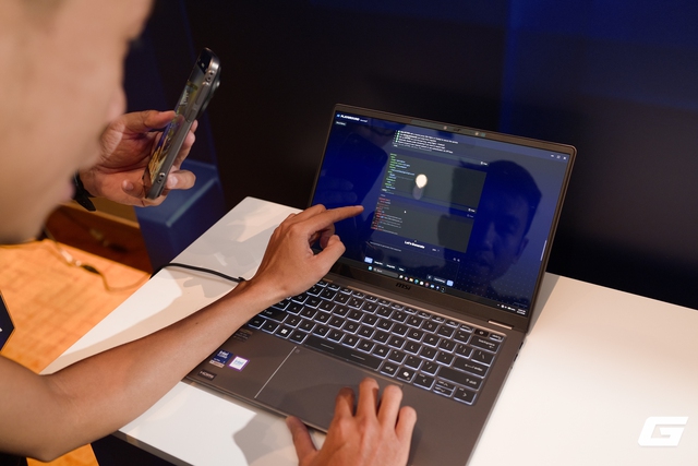 Intel đưa Core Ultra Series 3 "Panther Lake" về Việt Nam: Tiến tr&igrave;nh 18A, chiến game AAA, NPU 50 TOPS v&agrave; pin 27 tiếng- Ảnh 2.