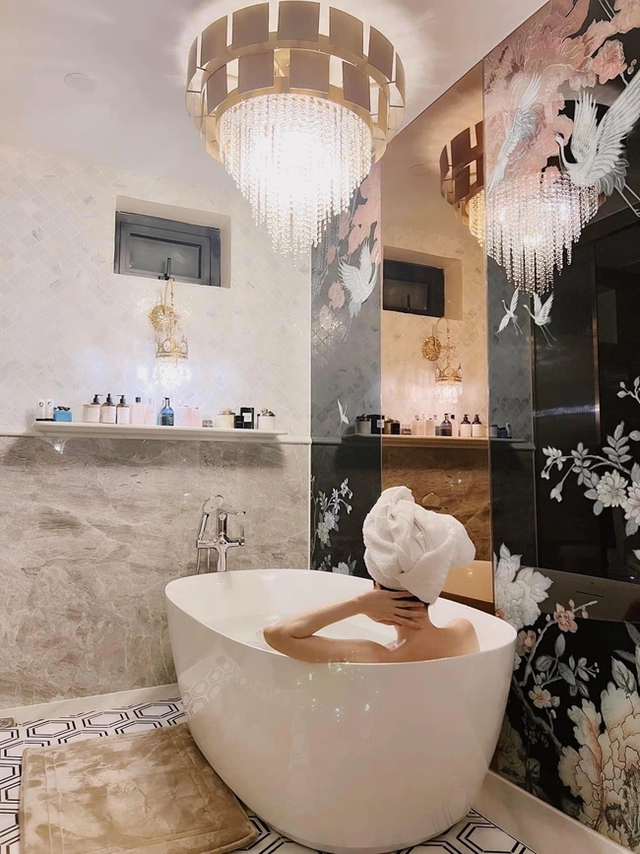 Lệ Quy&ecirc;n sống sang chảnh trong biệt thự 600m2, tuy&ecirc;n bố 3,6 tỷ chỉ đủ x&acirc;y cổng nh&agrave; - Ảnh 13.