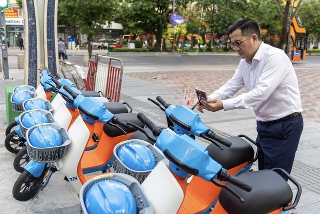 Xe đạp điện c&ocirc;ng cộng thu h&uacute;t người d&acirc;n trải nghiệm ở trung t&acirc;m Th&agrave;nh phố Hồ Ch&iacute; Minh: L&agrave;n gi&oacute; mới cho giao th&ocirc;ng xanh - Ảnh 4.