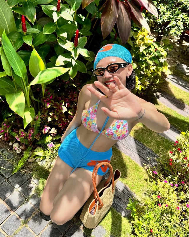 Cả c&otilde;i mạng hừng hực v&igrave; T&oacute;c Ti&ecirc;n diện bikini, hội chị em rất gấp "hỏi thăm" 1 thứ  - Ảnh 7.