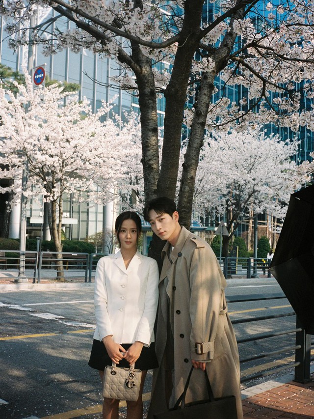 Mỹ nam khiến Jisoo m&ecirc; mẩn: Từ mặt tới th&acirc;n h&igrave;nh đều nức nở, đ&ocirc;i mắt hổ ph&aacute;ch chỉ 5% thế giới c&oacute; được- Ảnh 1.