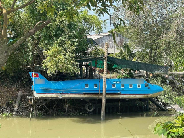 Ph&aacute;t hiện L&ecirc; Tuấn Khang thứ 2 tại An Giang, mang hẳn "m&aacute;y bay Boeing" xuống s&ocirc;ng lướt phăng phăng- Ảnh 1.