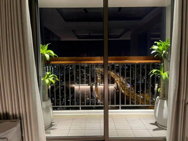 B&ecirc;n trong căn hộ triệu đ&ocirc; của đạo diễn trăm tỷ: View bao trọn S&agrave;i G&ograve;n, nội thất đắt đỏ đến  - Ảnh 4.
