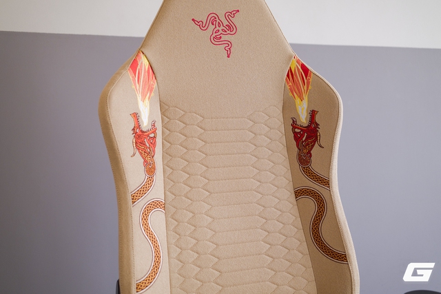 Sờ tận tay "rồng thần" Dragon Lore ngo&agrave;i đời thực với Razer Iskur V2 X CS2 Edition: - Ảnh 36.