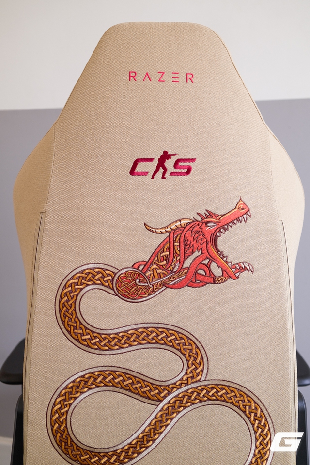 Sờ tận tay "rồng thần" Dragon Lore ngo&agrave;i đời thực với Razer Iskur V2 X CS2 Edition: - Ảnh 39.