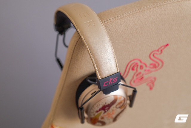 Sờ tận tay "rồng thần" Dragon Lore ngo&agrave;i đời thực với Razer Iskur V2 X CS2 Edition: - Ảnh 42.