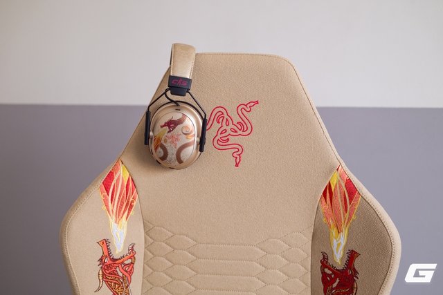 Sờ tận tay "rồng thần" Dragon Lore ngo&agrave;i đời thực với Razer Iskur V2 X CS2 Edition: - Ảnh 41.