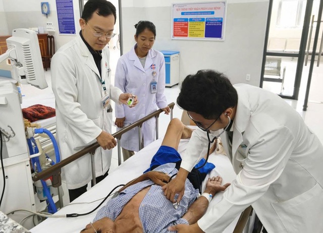 Cuộc đua tốc độ 200km giữa trời biển: chiến lược &ldquo;drip-and-ship&rdquo; cứu sống du kh&aacute;ch đột quỵ tại C&ocirc;n Đảo - Ảnh 1.