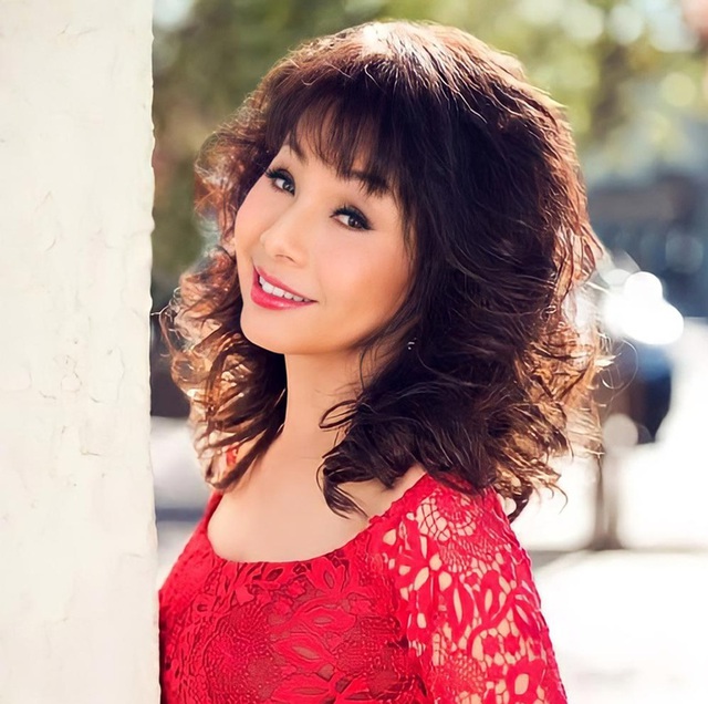 Nữ danh ca 76 tuổi vẫn trẻ đẹp như 50: Tụng kinh mỗi ng&agrave;y, c&oacute; phước v&igrave; kh&ocirc;ng nợ đ&agrave;n &ocirc;ng- Ảnh 3.